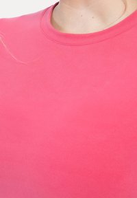 Figursydd t-shirt med rund hals i levande rosa bomull, med en mjuk textur och enkel design med subtila söm-detaljer.