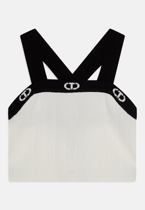 Juodai baltas megztas trumpas topas su kryžminėmis petnešomis, rilinė tekstūra, logotipo juosta apačioje ir prigludusi siluetas.