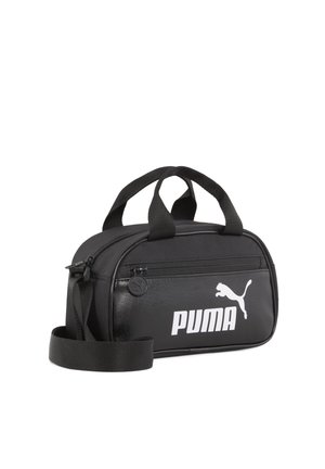 Svart PUMA duffelväska med en slät yta, med dubbla handtag, en justerbar rem och en framträdande vit logotyp på framsidan.