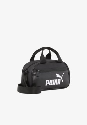 Čierna taška PUMA so hladkým povrchom, s dvojitými držadlami, nastaviteľným popruhom a výrazným bielym logom na prednej strane.