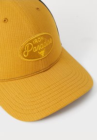Under Armour PROJECT ROCK TRUCKER UNISEX - Sapka - yellow ochre/black