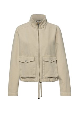 Veste beige à fermeture éclair avec deux poches à rabat à l'avant, col montant, manches longues et ourlet ajustable avec cordon de serrage.