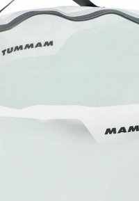 Bolsa rectangular transparente hecha de material ligero con un acabado blanco. Presenta texto impreso en negro: "TUMMAM" y "MAM". Cierre con cremallera en la parte superior.