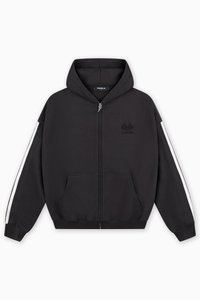 Μαύρο φούτερ με φερμουάρ και μεγάλο κουκούλι, τσέπες τύπου καγκουρό και λευκές ρίγες στα πλάγια. Φέρει ανάγλυφο λογότυπο στο εμπρόσθιο μέρος.