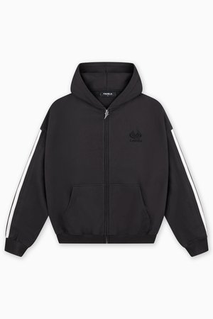 Juodas užsegamas gobtuvu džemperis su dideliu gobtuvu, kengūro kišenėmis ir baltais šonines juostelėmis. Priekyje yra tekstūruotas logotipas.