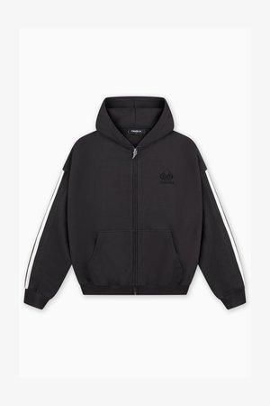 Fekete zipzáras kapucnis pulóver nagy kapucnival, kenguruzsebekkel és fehér oldalsávokkal. Az elején texturált logó található.