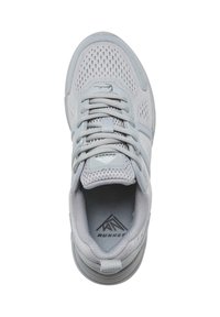 Grå atletisk sko med mesh-overdel, som har snørebånd, en polstret såle og en logo synlig på tungen og innvendig.