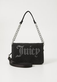 Borsa nera con decorazioni in strass, dotata di una tracolla a catena e di una chiusura. La parola "Juicy" è esibita in pietre argentate.
