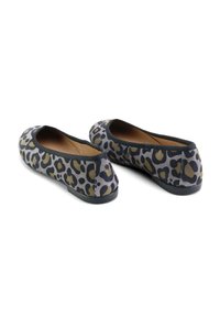 Zapatos planos de leopardo con tejido gris y negro, punta redondeada, suela flexible y ribete negro. Presentan un patrón texturizado que cubre toda la superficie.
