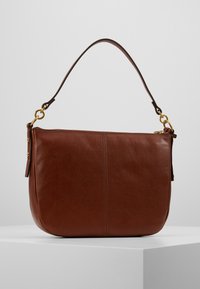 Bruine leren handtas met een gladde textuur, rechthoekige vorm en een korte schouderband. Heeft gouden accenten en subtiele stiksels.