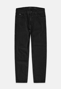 Jeans de mezclilla negra con un corte recto, que cuentan con bolsillos frontales, pasadores para cinturón y una textura suave. Sin marcas o patrones visibles.