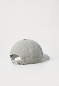 Casquette de baseball en coton gris avec une texture douce, visière courbée et sangle métallique ajustable à l'arrière. Six trous de ventilation brodés visibles.