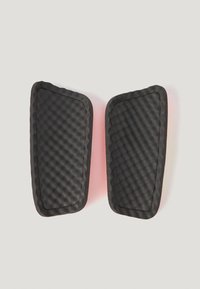 Protezioni per le ginocchia imbottite nere con superficie texture, forma rettangolare e bordi cuciti, progettate per comfort e durata.