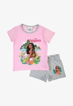 Chemise rose à manches courtes avec imprimé Moana et île, associée à un short gris avec motifs Moana et floral.