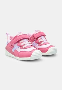 Rosa sportskor med en blandning av texturerade material. Har kardborreband, meshpaneler och en vit gummisula. Accentuerad med lavendelfärgade detaljer.
