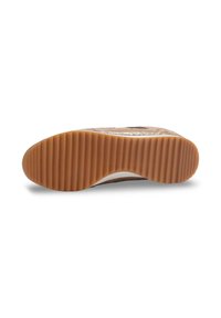 Chaussures avec une semelle en caoutchouc marron texturée, dotée de rainures horizontales. Profil mince avec un bord rembourré, adaptées à un usage décontracté.