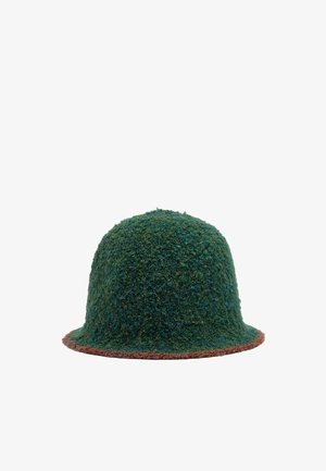 Zielony filcowy kapelusz o zaokrąglonym kształcie, teksturowanej powierzchni i brązowej kontrastowej lamówce u podstawy. Bez widocznych zdobień ani wzorów.