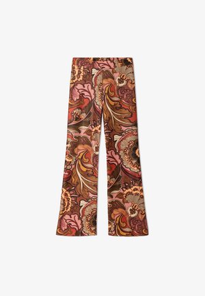 Broek met hoge taille en wijde pijpen met een retro bloemen- en bladerenpatroon in tinten bruin, oranje, roze en beige op een witte achtergrond.