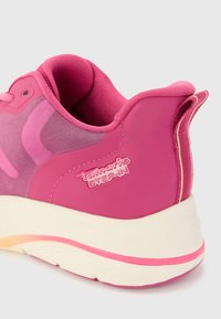 Scarpa sportiva con una tomaia in rete prevalentemente rosa, suola in gomma e un'accenno di marchio. Presenta un colletto imbottito e un tallone texturizzato.