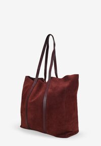 Bolso tote grande de ante burdeos con dos correas de cuero, textura suave y diseño minimalista. Cuenta con un interior espacioso sin cierres.