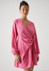 Pieces PCHEART SHORT WRAP DRESS  - Dnevna haljina - pink carnation
