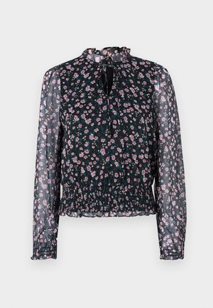 Svart blommig blus med långa genomskinliga ärmar, smockad midja och en volangkrage. Har små mönster av rosa och blå blommor.