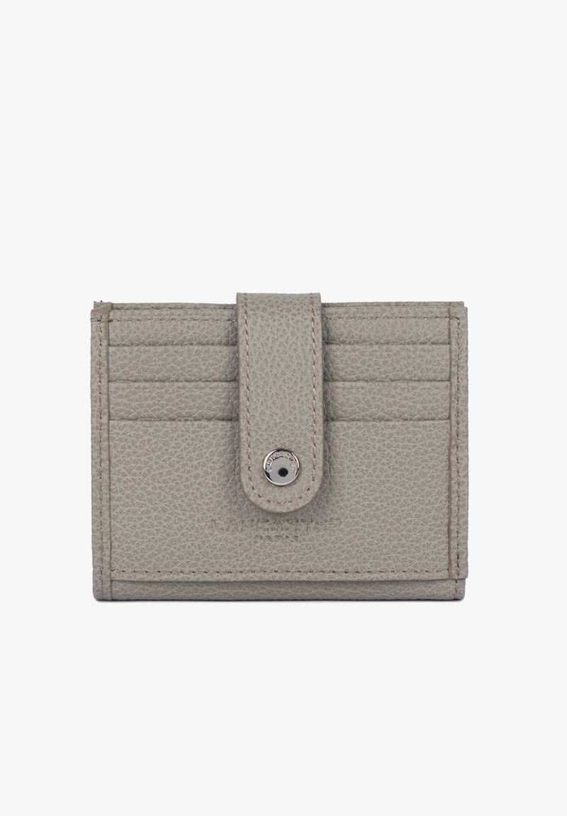 Portefeuille en cuir gris texturé avec six emplacements pour cartes et une fermeture centrale à bouton-pression.