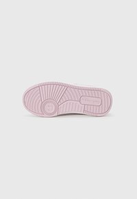 Semelle en caoutchouc rose avec un motif de préhension texturé, forme arrondie et détail du logo. Conçu pour le confort et l'adhérence.