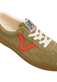 Sneaker in suede verde oliva con lacci bianchi e un accento a forma di V rossa. Presenta una suola in gomma e un'etichetta con il marchio sulla linguetta.