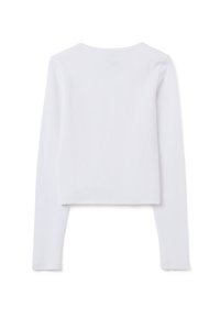 Witte geribde crop top met lange mouwen, ronde halslijn en een gestructureerd oppervlak. Materiaal lijkt zacht en goed aansluitend voor comfort.