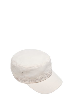 Lyse beige stofkasket med kort skygge og broderet blomsterbånd rundt om bunden af kronen.