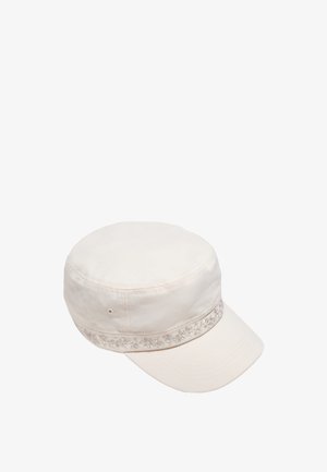 Lyse beige stofkasket med kort skygge og broderet blomsterbånd rundt om bunden af kronen.