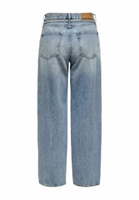 Jeanși din denim de culoare albastru deschis, cu talie înaltă, design cu picioare largi, două buzunare la spate și un etichetă din piele maro la talie pe care este inscripționat "denim albastru".