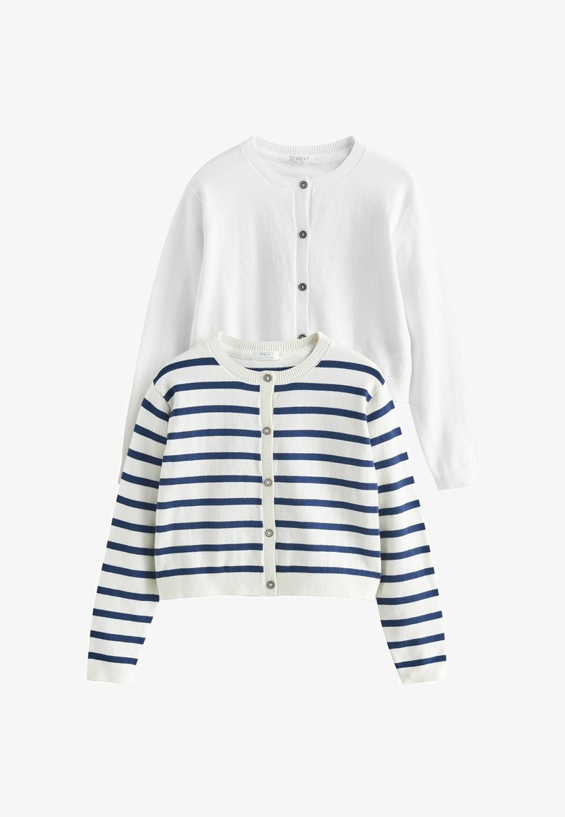 Deux cardigans pour femmes, un blanc et un blanc à rayures horizontales bleu marine, tous deux à col rond et boutonnés à l’avant.