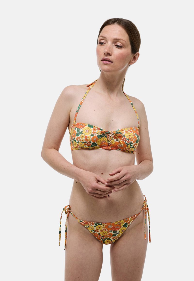 Ensemble de bikini fleuri en jaune et orange, comprenant un haut bandeau avec un détail en nœud et un bas à nouer sur les côtés, fabriqué en tissu doux.