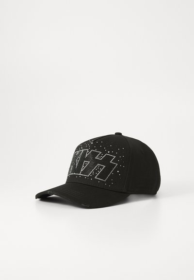 Gorra negra de tela con adornos de rhinestones en un patrón geométrico en la parte delantera, visera curvada y correa ajustable.