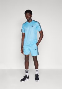 adidas Performance TRAIN ESSENTIALS BASE 3-STRIPES - T-skjorte til trening - blue burst   black