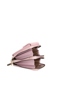 Portafoglio in pelle rosa con zip dorate, molteplici scomparti e un esterno testurizzato. Presenta una fodera interna liscia e slot per carte.