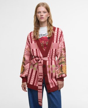 Gebreide cardigan in rood en roze ruiten, met lange mouwen voorzien van bloemenborduurwerk, een striksluiting en meerdere knopen aan de voorkant.