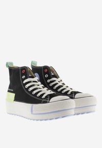 Zwarte canvas sneakers met hoge bovenkant en witte rubberen zolen. Kenmerken zijn onder andere contrasterende muntgroene en lavendelaccenten, en kleurrijke oogjes.
