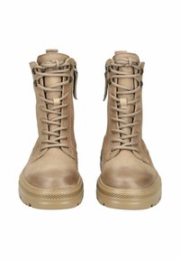 Stivali alla caviglia beige in pelle testurizzata, con design allacciato e cerniere laterali. Suola in gomma piatta con dettagli scanalati.