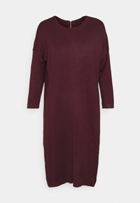Abito in maglia a maniche lunghe e lunghezza al ginocchio con scollatura rotonda e zip sul retro, di colore bordeaux scuro.