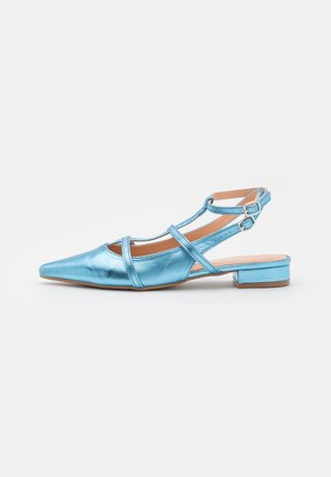 Chaussures plates métalliques bleues avec un bout pointu, une bride de cheville réglable et des brides croisées. Surface texturée et petit talon bloc.