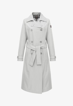 Svetlo sivi trenski plašč do kolen z dvojnim zapenjanjem s gumbi, širokim ovratnikom, pasom v pasu, trakovi na manšetah in logotipom na levi roki.