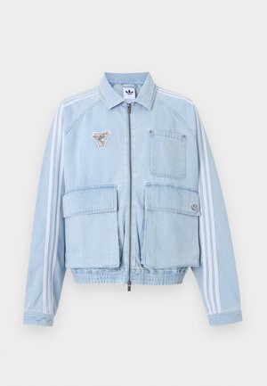 Φωτεινό γαλάζιο τζιν μπουφάν με ολόκληρο φερμουάρ, γιακά, τρεις τσέπες, λευκές πλαϊνές ρίγες και ένα άσπρο σημάδι στο αριστερό στήθος.