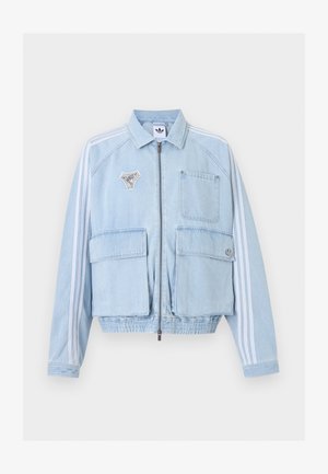 Φωτεινό γαλάζιο τζιν μπουφάν με ολόκληρο φερμουάρ, γιακά, τρεις τσέπες, λευκές πλαϊνές ρίγες και ένα άσπρο σημάδι στο αριστερό στήθος.