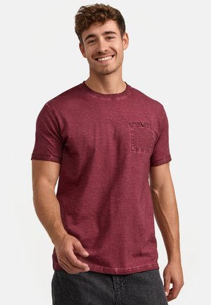 Bordeaux kortærmet T-shirt lavet af let tekstureret stof; har en brystlomme og en rund hals med en afslappet pasform.