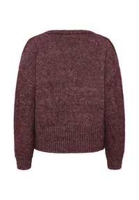 Chunky stickad tröja i djup bordeaux, med ribbade muddar och fåll, har en avslappnad passform och en texturerad mönster på baksidan.
