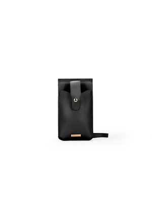 Funda de teléfono de cuero negro con cierre a presión, que presenta una solapa frontal y un asa. Tiene un pequeño acento metálico de la marca en la parte inferior.