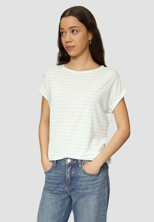 T-shirt blanc à manches courtes avec des rayures horizontales bleues, un col rond et des manches retroussées, associé à un jean en denim bleu clair.